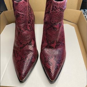 Woman boots Steve Madden